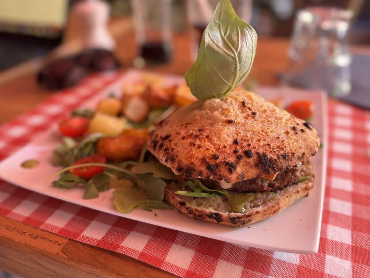 Le burger de pizza du chef, la création maison qu'on ne trouve qu'à Cassis
